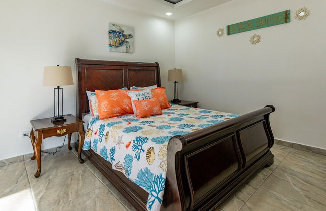 Ultramodern Townhome with an Inviting Coastal Design and Lush Outdoor Oasis with a Private Pool - Foto 5