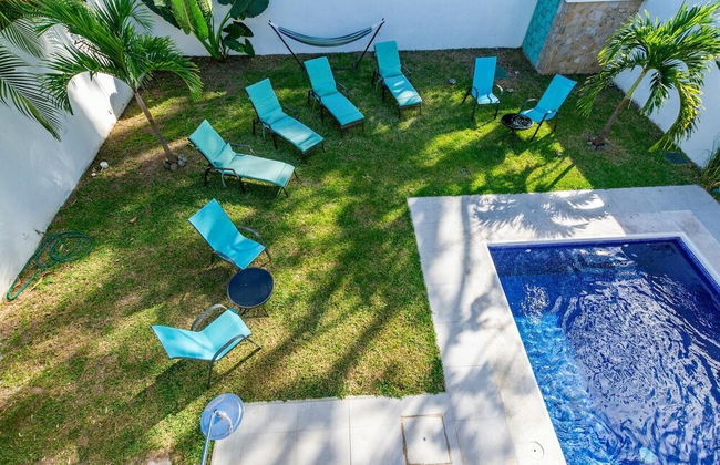 Ultramodern Townhome with an Inviting Coastal Design and Lush Outdoor Oasis with a Private Pool - Foto 25