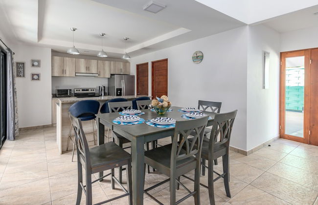 Ultramodern Townhome with an Inviting Coastal Design and Lush Outdoor Oasis with a Private Pool - Foto 13