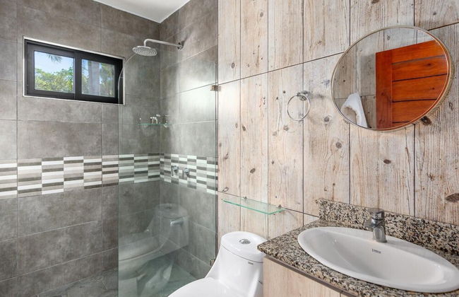 Ultramodern Townhome with an Inviting Coastal Design and Lush Outdoor Oasis with a Private Pool - Foto 19