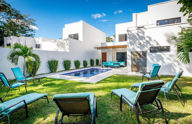 Ultramodern Townhome with an Inviting Coastal Design and Lush Outdoor Oasis with a Private Pool - Foto 24