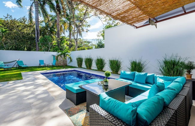 Ultramodern Townhome with an Inviting Coastal Design and Lush Outdoor Oasis with a Private Pool - Foto 1