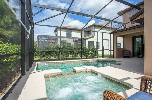 Foto 1 - Luxury 5Bd w Jacuzzi Pool Near Disney 5528