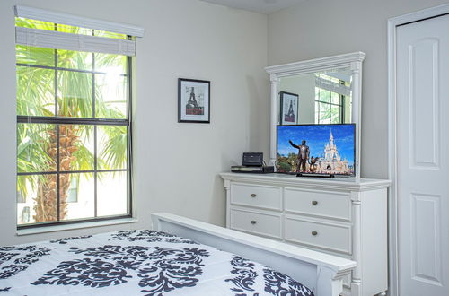 Foto 44 - Luxury 5Bd w Jacuzzi Pool Near Disney 5528