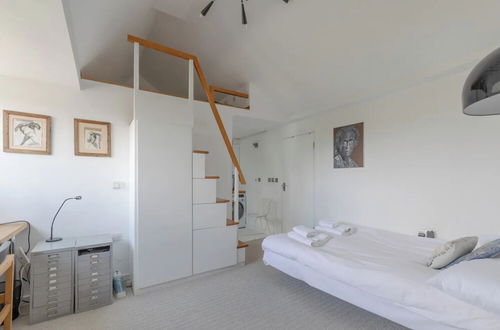 Photo 2 - Compact & Light Studio Flat - Ladbroke Grove