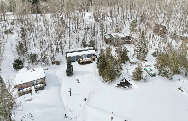 Quiet Spaciou Gorgeous Lakefront Cottage - Photo 30