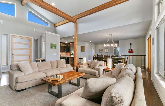 Luxury Home With Spectacular Rocky Mountain Views - Photo 19