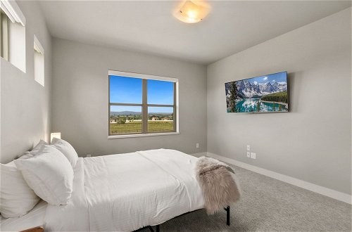 Foto 9 - Luxury Home With Spectacular Rocky Mountain Views