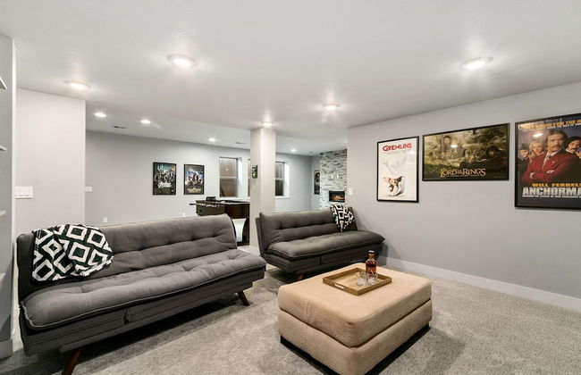 Luxury Home With Spectacular Rocky Mountain Views - Photo 17