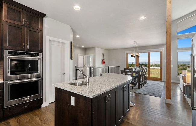 Luxury Home With Spectacular Rocky Mountain Views - Photo 10