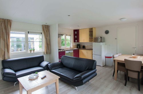 Foto 3 - Tidy Chalet With Dishwasher, Surrounded by Forest