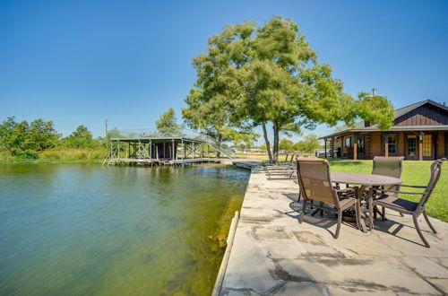 Photo 16 - Waterfront Vacation Rental Cabin on Lake Lbj