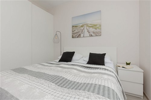 Foto 3 - Comfy Apartment With Parking by Renters