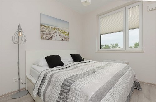 Foto 5 - Comfy Apartment With Parking by Renters