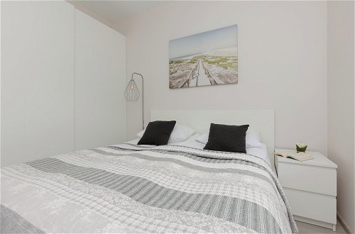 Foto 9 - Comfy Apartment With Parking by Renters