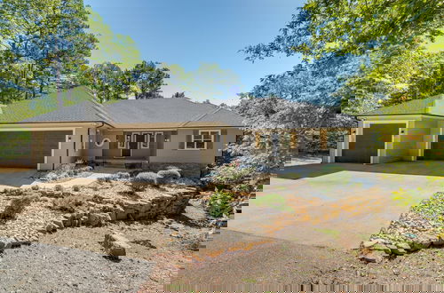 Foto 44 - Luxury Lakefront Retreat w/ Deck & Patio