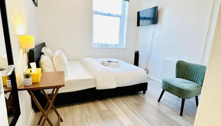 Photo 1 - Immaculate 1-bed Studio in London