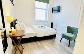 Photo 1 - Immaculate 1-bed Studio in London