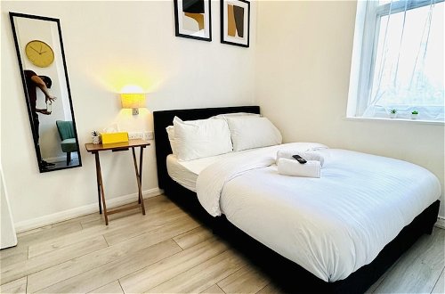 Photo 2 - Immaculate 1-bed Studio in London