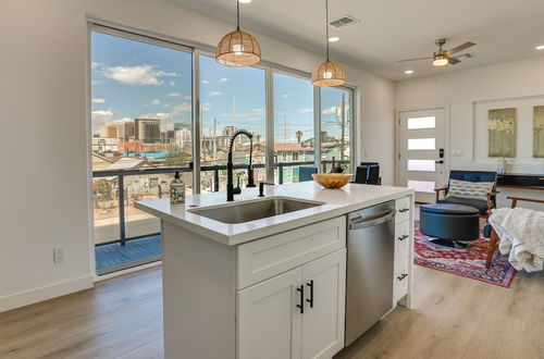 Photo 12 - Modern Phoenix Apartment: 1 Mi to Downtown