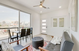 Photo 3 - Modern Phoenix Apartment: 1 Mi to Downtown