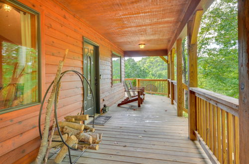 Foto 4 - Pet-friendly Woodlawn Cabin w/ Mtn View & Fire Pit