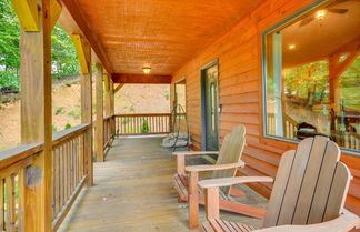 Foto 3 - Pet-friendly Woodlawn Cabin w/ Mtn View & Fire Pit