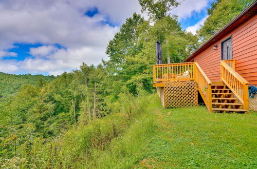 Foto 16 - Pet-friendly Woodlawn Cabin w/ Mtn View & Fire Pit