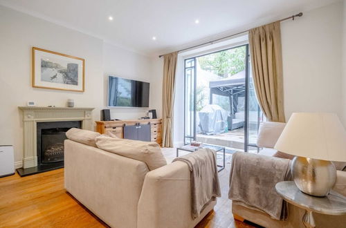 Photo 19 - Gorgeous 2BD Flat With Patio - South Kensington