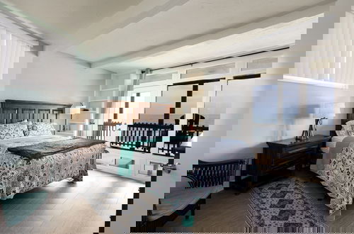 Photo 3 - Beachfront Retreat