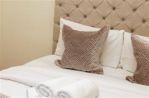 Photo 4 - Modern & Beautifully-lit 1 Bedroom Flat, Sheperd's Bush