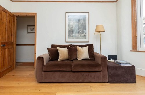 Photo 18 - Modern & Beautifully-lit 1 Bedroom Flat, Sheperd's Bush
