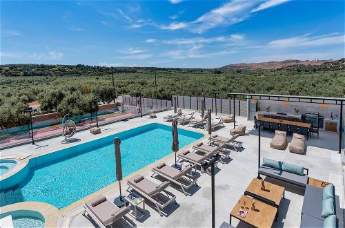 Foto 13 - Luxurious Villa Micha - With 150m Pool