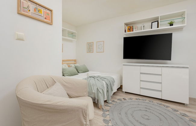 Light Studio With Balcony by Renters - Photo 6