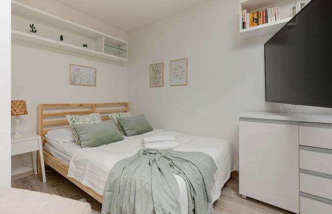Light Studio With Balcony by Renters - Photo 1