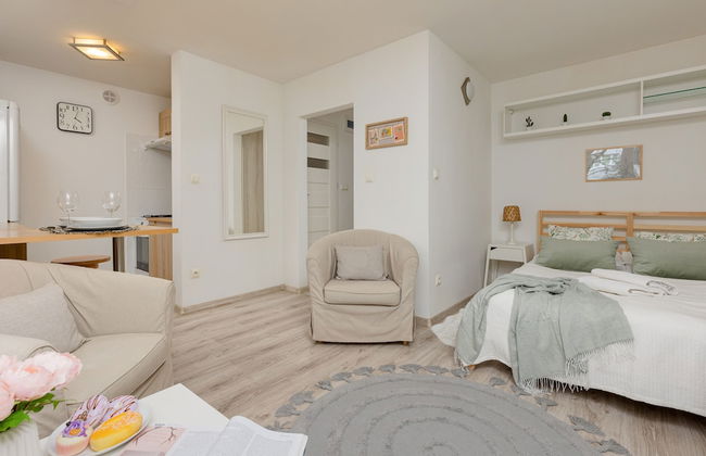 Light Studio With Balcony by Renters - Photo 7