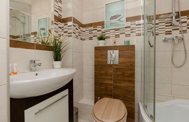 Light Studio With Balcony by Renters - Photo 9