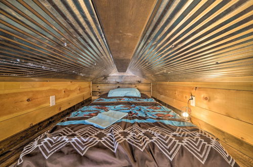 Foto 15 - Rustic Dog-friendly Cabin w/ Deck & Fire Pit