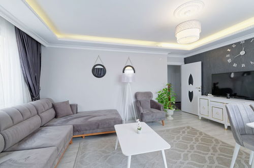 Photo 8 - Stunning Gorgeous 2 BR near Golden Horn