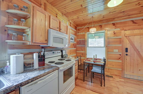 Foto 9 - Pet-friendly Cabin w/ Hot Tub in Daniel Boone NF