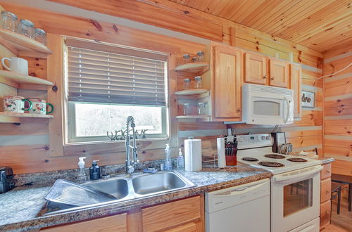 Foto 10 - Pet-friendly Cabin w/ Hot Tub in Daniel Boone NF