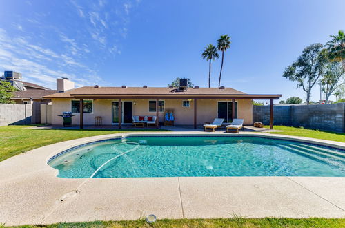 Foto 6 - Chandler Retreat: Outdoor Pool, Patio & Media Room