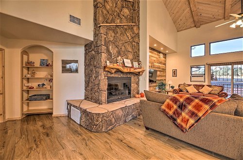 Foto 7 - 1-acre Oasis: Cabin w/ Game Room + Fire Pit
