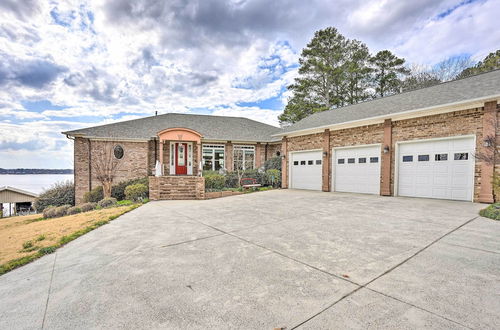 Foto 4 - Lakefront House w/ Game Room, Deck & Views