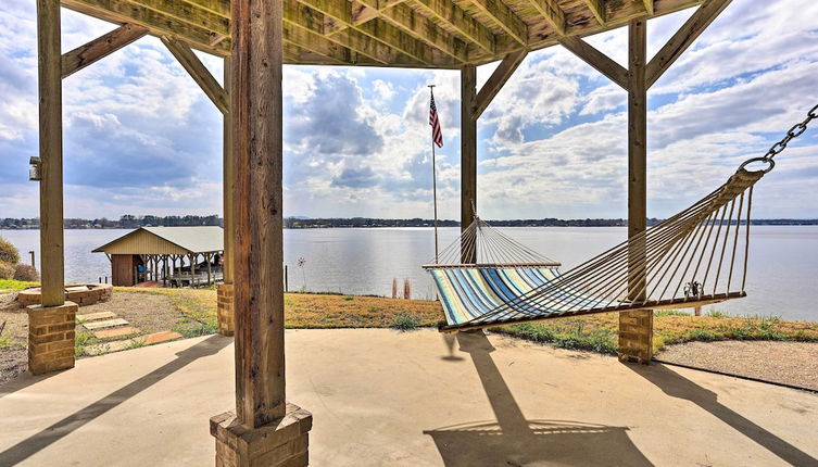 Foto 1 - Lakefront House w/ Game Room, Deck & Views