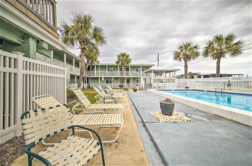 Foto 11 - Beachfront Studio: Pool, Patio & Deck Access