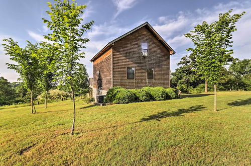 Foto 21 - Rustic Lamar Cabin w/ Deck & Private Hot Tub