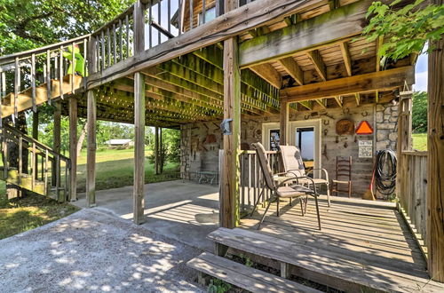 Foto 14 - Rustic Lamar Cabin w/ Deck & Private Hot Tub