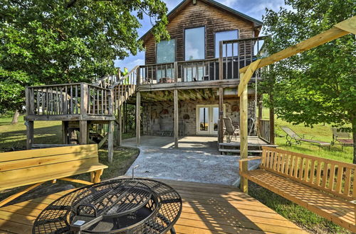 Foto 33 - Rustic Lamar Cabin w/ Deck & Private Hot Tub