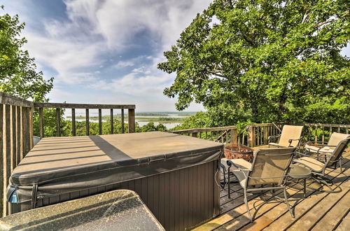 Foto 17 - Rustic Lamar Cabin w/ Deck & Private Hot Tub